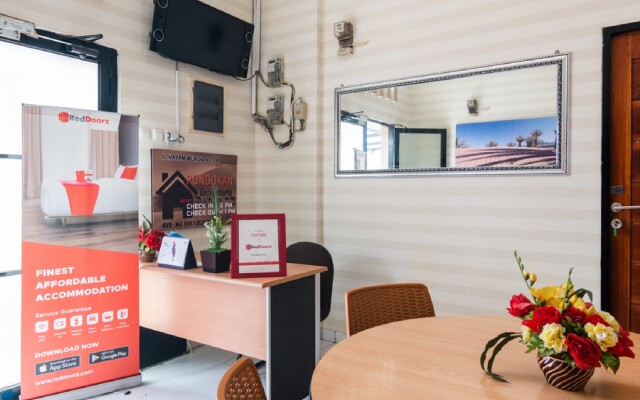 RedDoorz Plus near Hayam Wuruk 2