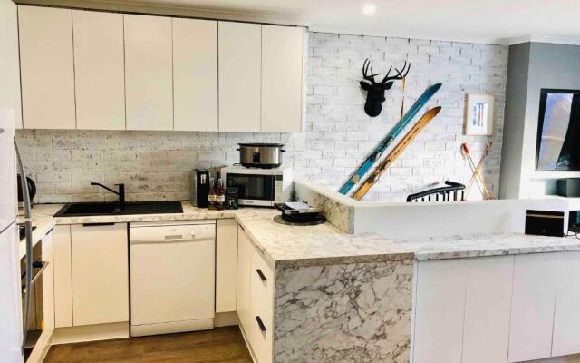 Hotham 3 Bedroom Apt - 24 Lawlers
