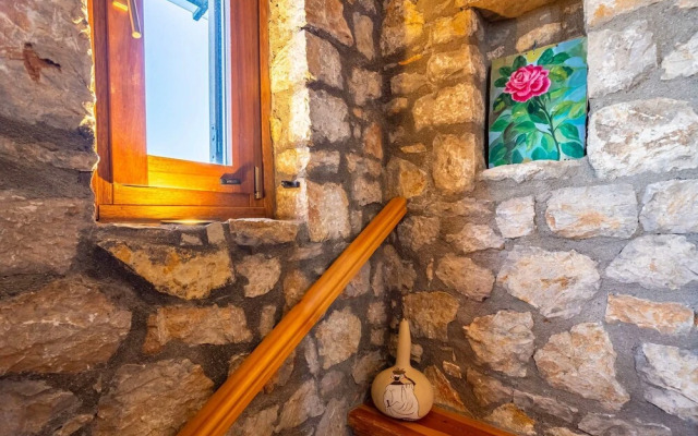 Stone Farmhouse in Groves - Sea Mountain Views