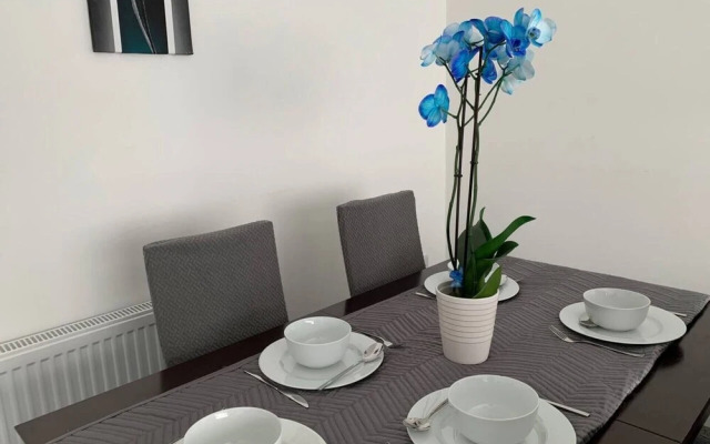 Large 5 Bed House / Wolverhampton + Parking