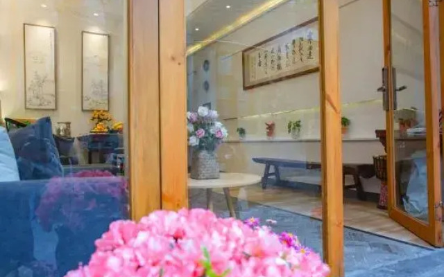 Yuzhile Cultural Creative Theme Courtyard Homestay (Fenghuang Ancient Town Hongqiao)