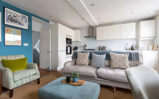 Spacious 3 Bedroom in Notting Hill With Balcony