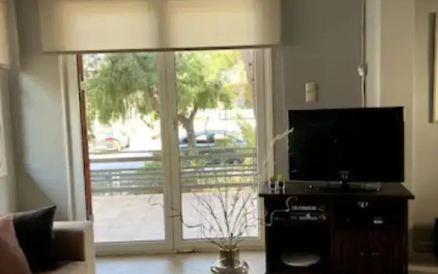 Bright 2bd apt, garden view & parking - Glyfada