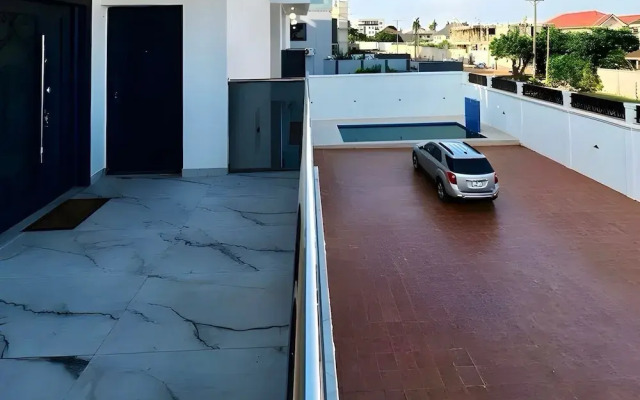 2BR Apartment With Pool and Wifi Near Airport