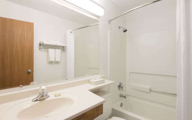 Super 8 by Wyndham New Stanton