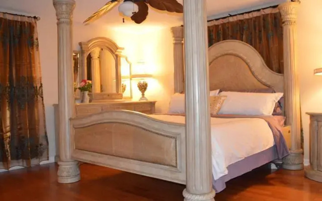 Four-Bedroom House near Universal