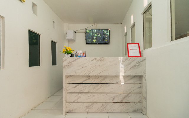 RedDoorz Syariah near Universitas Putra Indonesia Padang