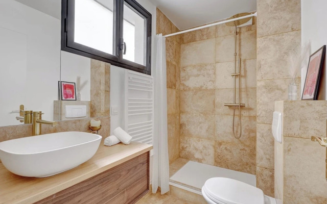 Stylish 2BR for 6 by Champs-Elysees