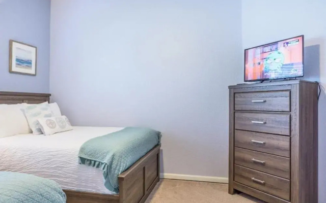 Lakeview Penthouse Elegance 3 Bedroom Condo by RedAwning