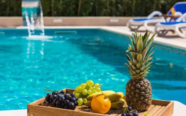 Kastel Luksic Scenic Villa With Pool