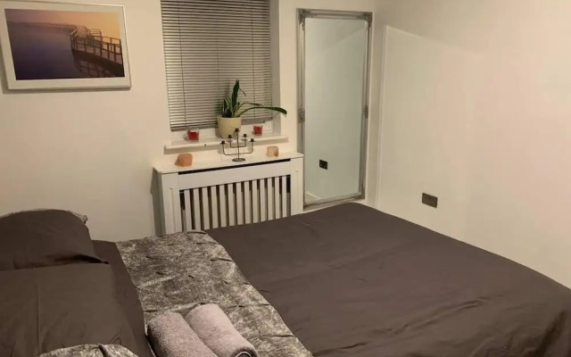 Lovely 2-bed Apartment in Wallasey, Sleeps 4