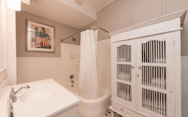 Alexander's Guesthouse - Adults Only