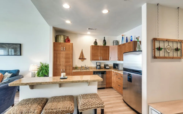 Pool Access, Walk to Beach: Galveston Condo!