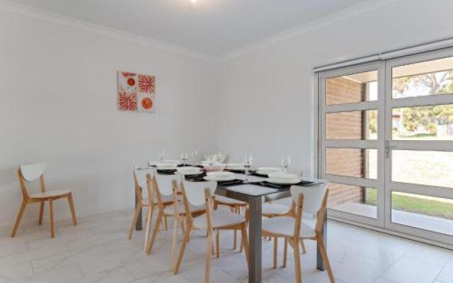 5 Bent Street - huge house with Foxtel & Aircon