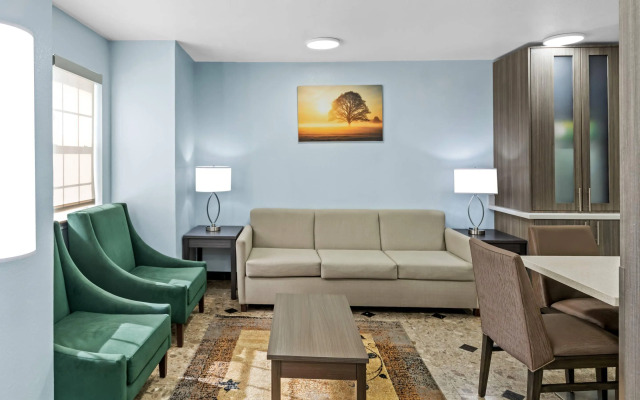 Quality Inn & Suites North Mesquite I-30