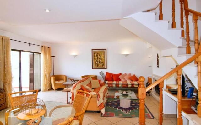 LovelyStay - Alto dos Caliços 2BR House with Garden