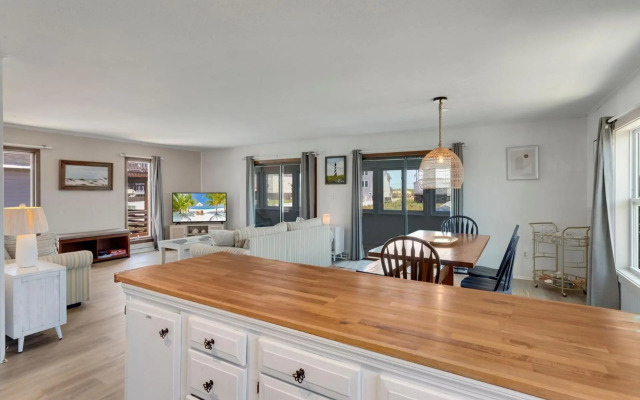 4122 - Blue White Haven