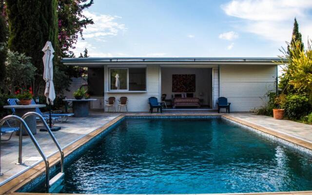 Idyllic studio with private pool