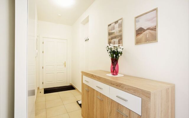 Charming Two-Bedroom Apartment Next To The Emmaus Abbey