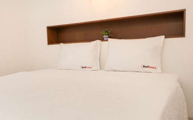 RedDoorz Plus near Asia Afrika 2