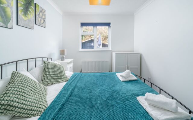 Crawley Pet Friendly 1-Bedroom Apartment