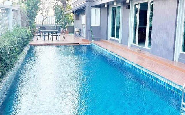 Convenient Grand Hotel (SHA Extra Plus)
