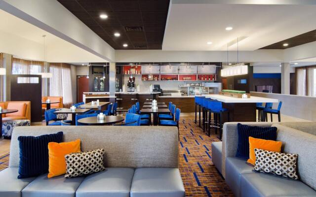 Courtyard by Marriott St Louis Westport Plaza