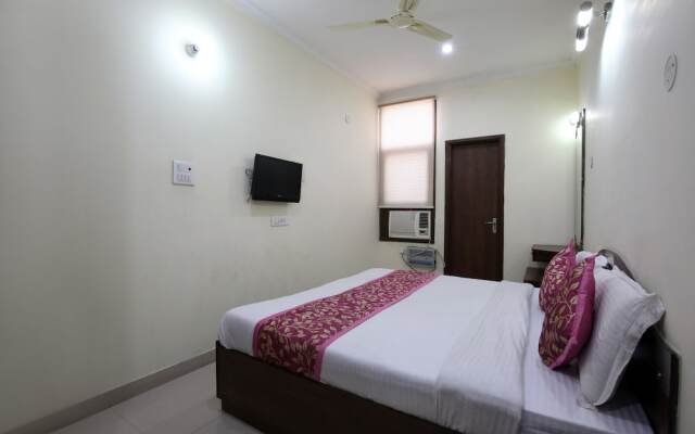 OYO 9056 Hotel Holiday Comfort