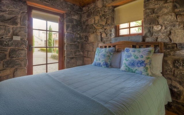 Breakfast Creek Cottage - Central bluestone cottage – Guest Rooms – Port Fairy