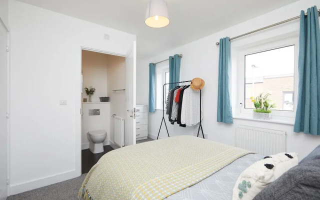 3 Bedroom Large House - Train Station