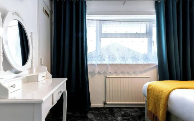 Reading - 3-bed House - Sleeps 6 - Garden - Wifi