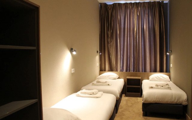 Hotel Blossoms