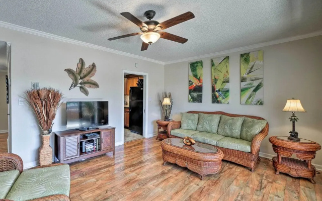 Downtown Air Conditioned Condo: Walk to Beaches