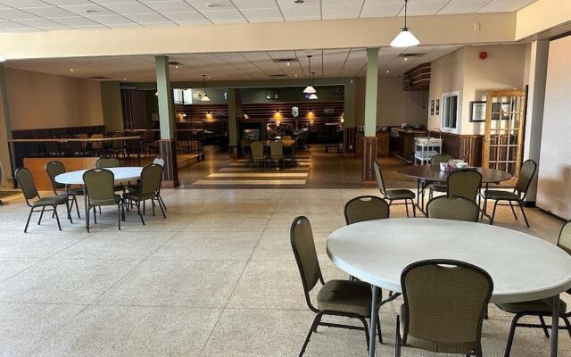 Bears Den Lounge and Motel