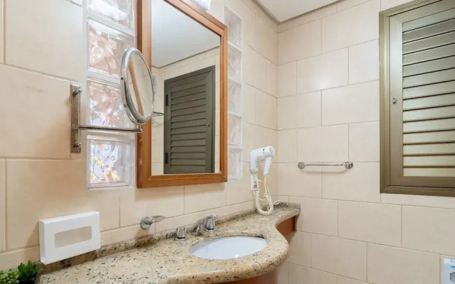 Apt in Cond. with heated pool CUR0905