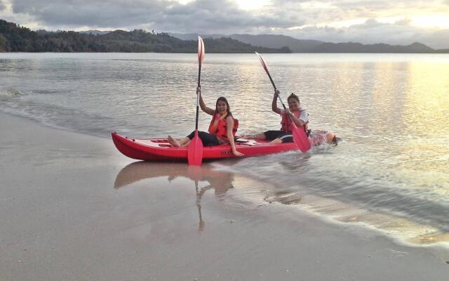 Foxy's Beach Resort