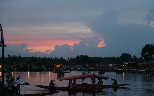 Kharpalace group of houseboats
