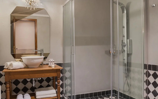 Ef Zin Studios & Suites