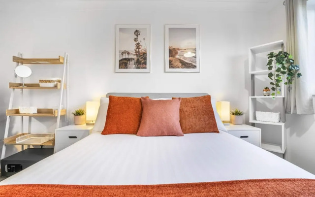 Elegant 4BR House Near City Centre Angus Suites