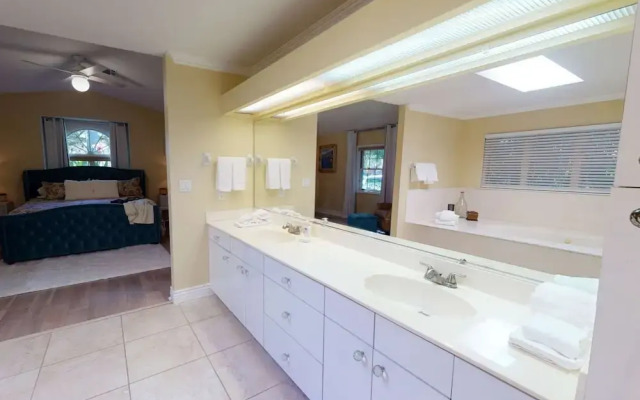 Sarasota Bay Pool Home