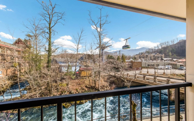 Econo Lodge Inn & Suites On The River