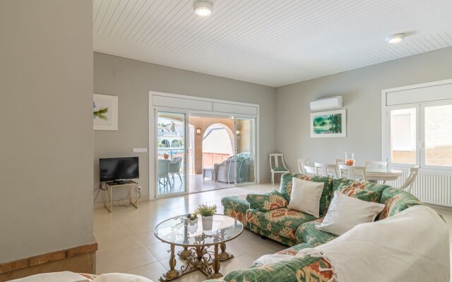 4 bedroom villa with pool in the channel of Empuriabrava