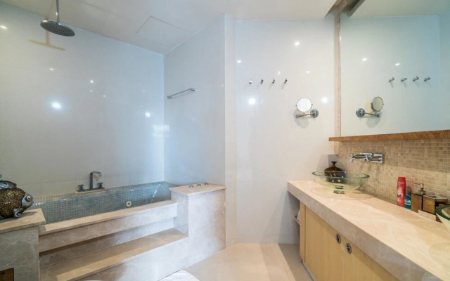 Beachfront Apartment - Walk in the Sand