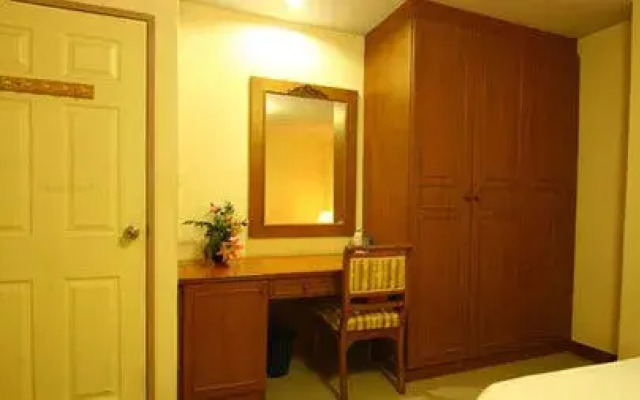 Omni Suites Apartment Hotel.