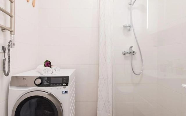 Newly Built, w-Balcony, easy Self check in, by Cohost