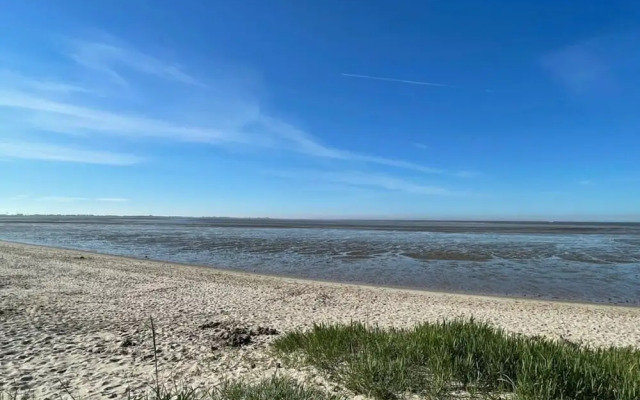 Inviting Apartment Near Beach