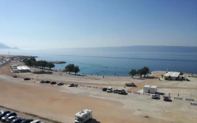 Split on the beach, 2 floors & wide terrace