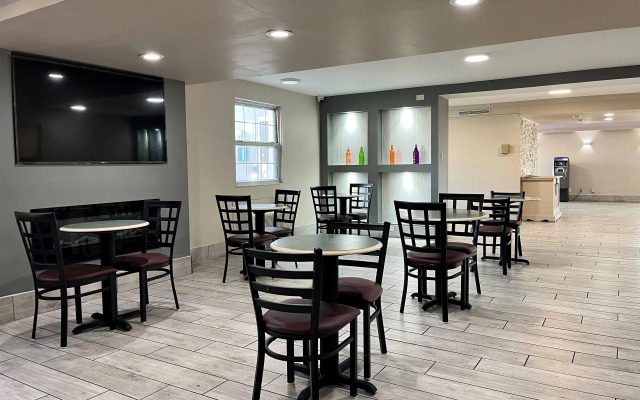 La Quinta Inn by Wyndham Indianapolis Airport Lynhurst