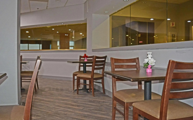 Ramada by Wyndham East Syracuse Carrier Circle