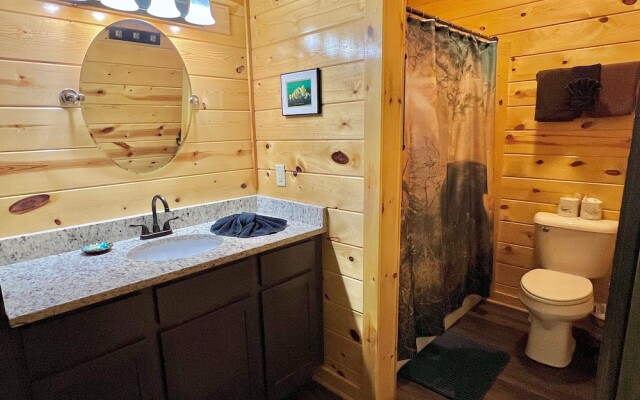 South Side Serenity 2 Bedroom Cabin by RedAwning